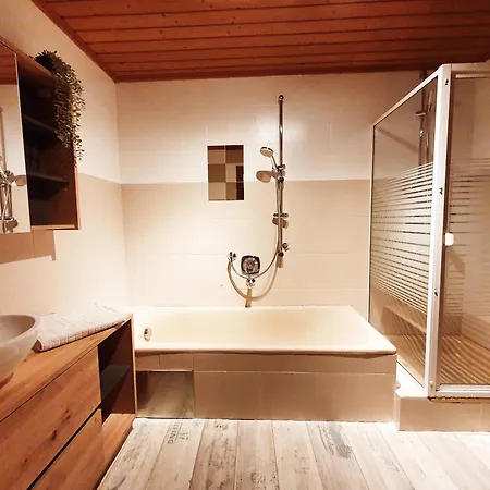 Lechufer, 80m2, Haushaelfte Mit Privatem Eingang, Kaminofen, Terrasse, Garten ピンスヴァング