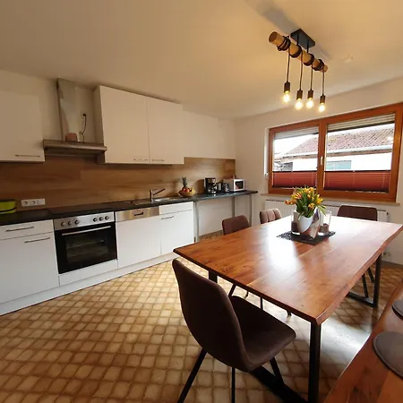Lechufer, 80m2, Haushaelfte Mit Privatem Eingang, Kaminofen, Terrasse, Garten Apartment Pinswang